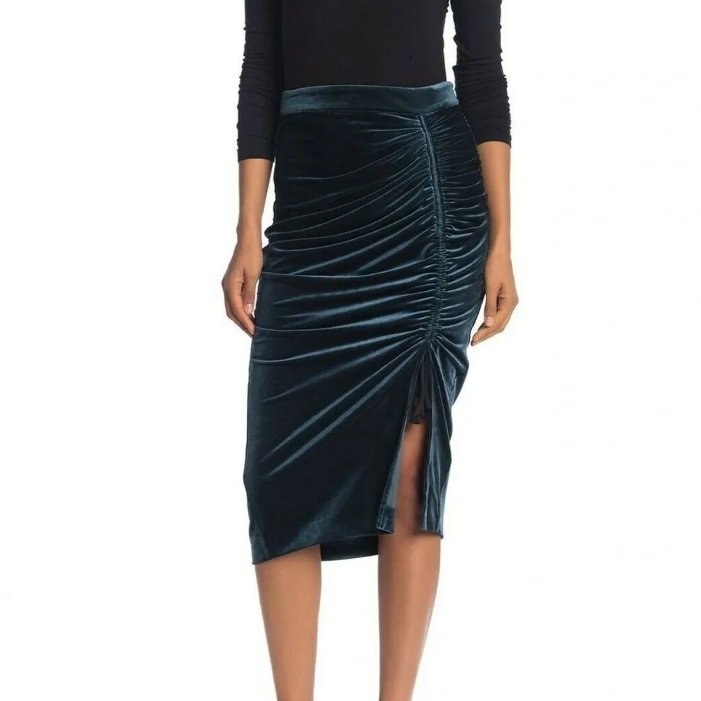 Laundry by Shelli | 2 Piece Velvet Set - Picture 4 of 6